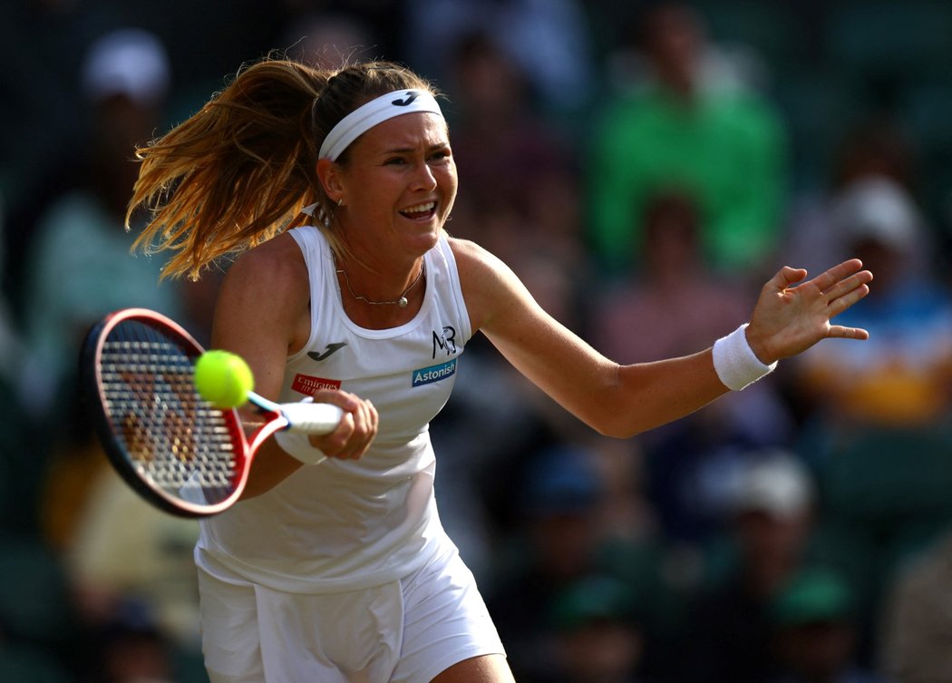 Marie Bouzková ovládla ve čtvrtfinále Wimbledonu první set, druhou sadu ale ztratila jasně 1:6