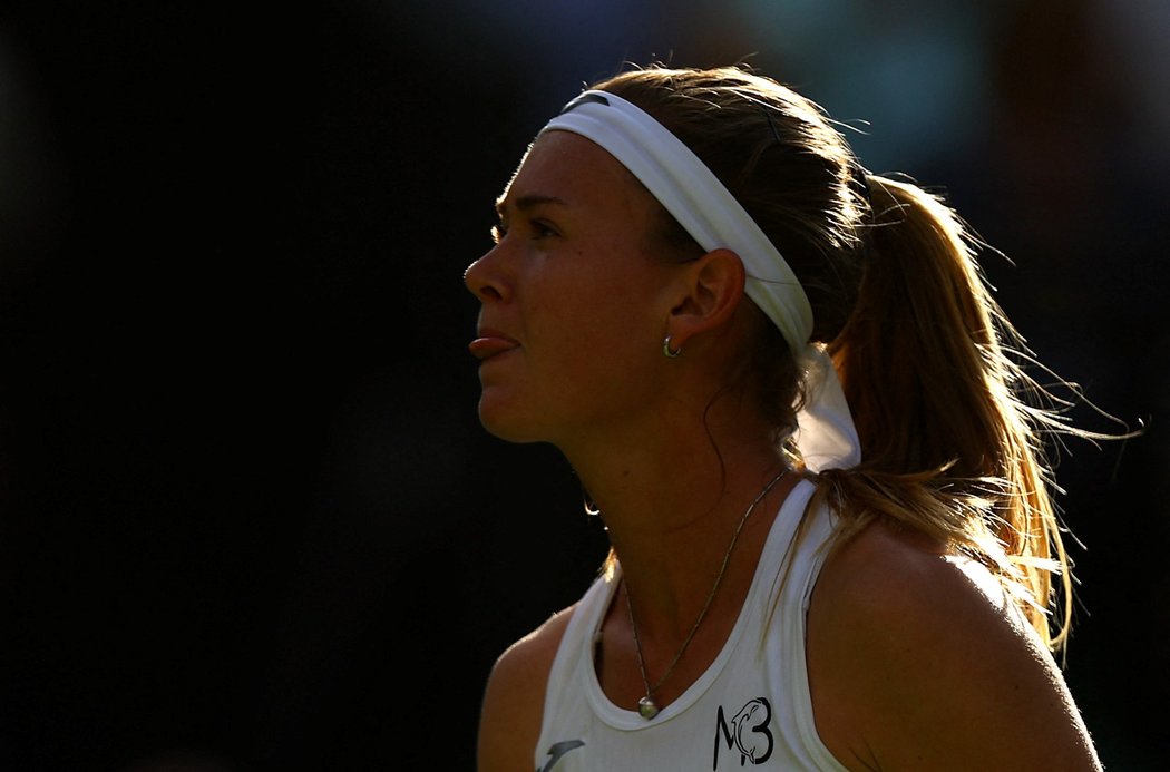 Marie Bouzková ovládla ve čtvrtfinále Wimbledonu první set, další sady ale ztratila jasně 1:6