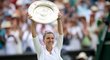 Obří úsměv roztáhla Simona Halepová poté, co nad hlavu zvedla talíř za wimbledonský titul