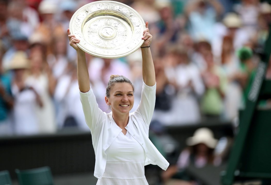 Obří úsměv roztáhla Simona Halepová poté, co nad hlavu zvedla talíř za wimbledonský titul