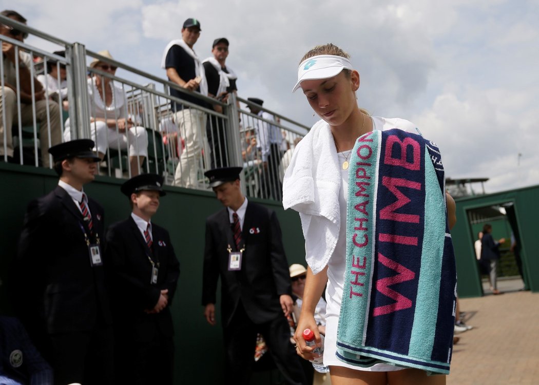 Elise Mertensová se v průběhu třetího setu osmifinále proti Barboře Strýcové několikrát ošetřovat
