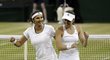 Martina Hingisová ze Švýcarska se svou parťačkou Saniou Mirzaovou z Indie slaví triumf ve čtyřhře Wimbledonu 