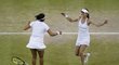 Martina Hingisová (vpravo a Sania Mirzaová slaví triumf ve čtyřhře na Wimbledonu