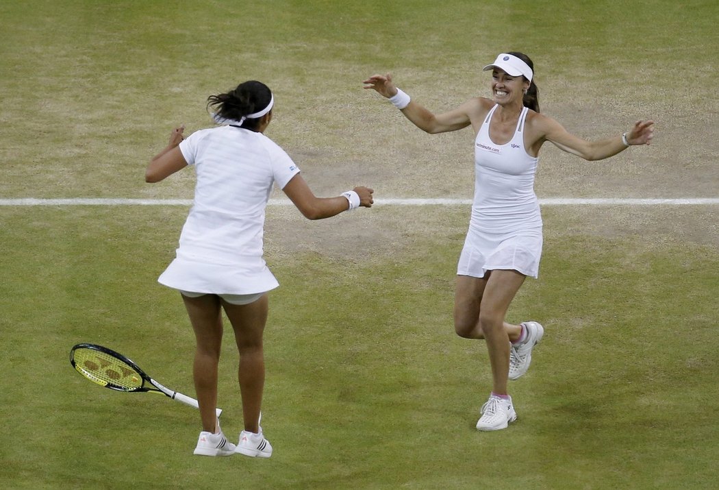 Martina Hingisová (vpravo a Sania Mirzaová slaví triumf ve čtyřhře na Wimbledonu