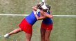 Hradecká s Hlaváčkovou se objímají po úspěšném semifinále olympijského turnaje ve Wimbledonu