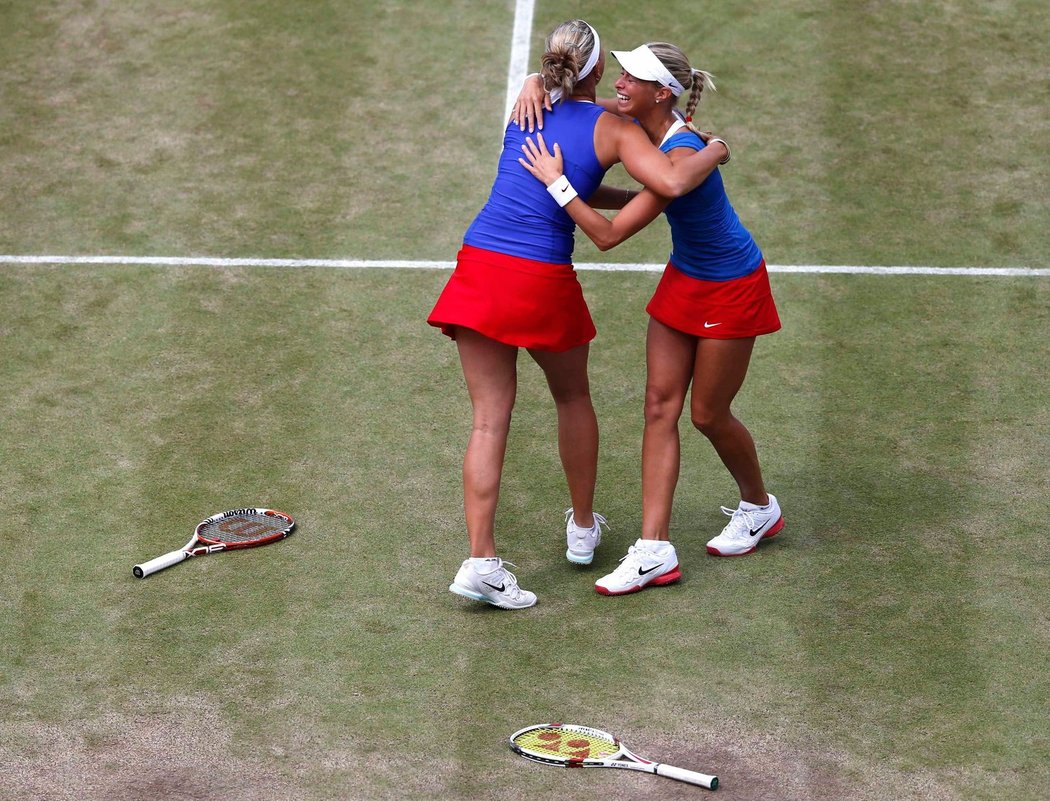 Ćeské tenistky se radují po postupu do finále olympijsého turnaje ve Wimbledonu