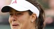 Srbka Ana Ivanovičová brečí poté, co vzdala Venus Williamsové osmifinále Wimbledonu