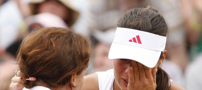 Zničenou Anu Ivanovičovou utěšuje wimbledonská fyzioterapeutka