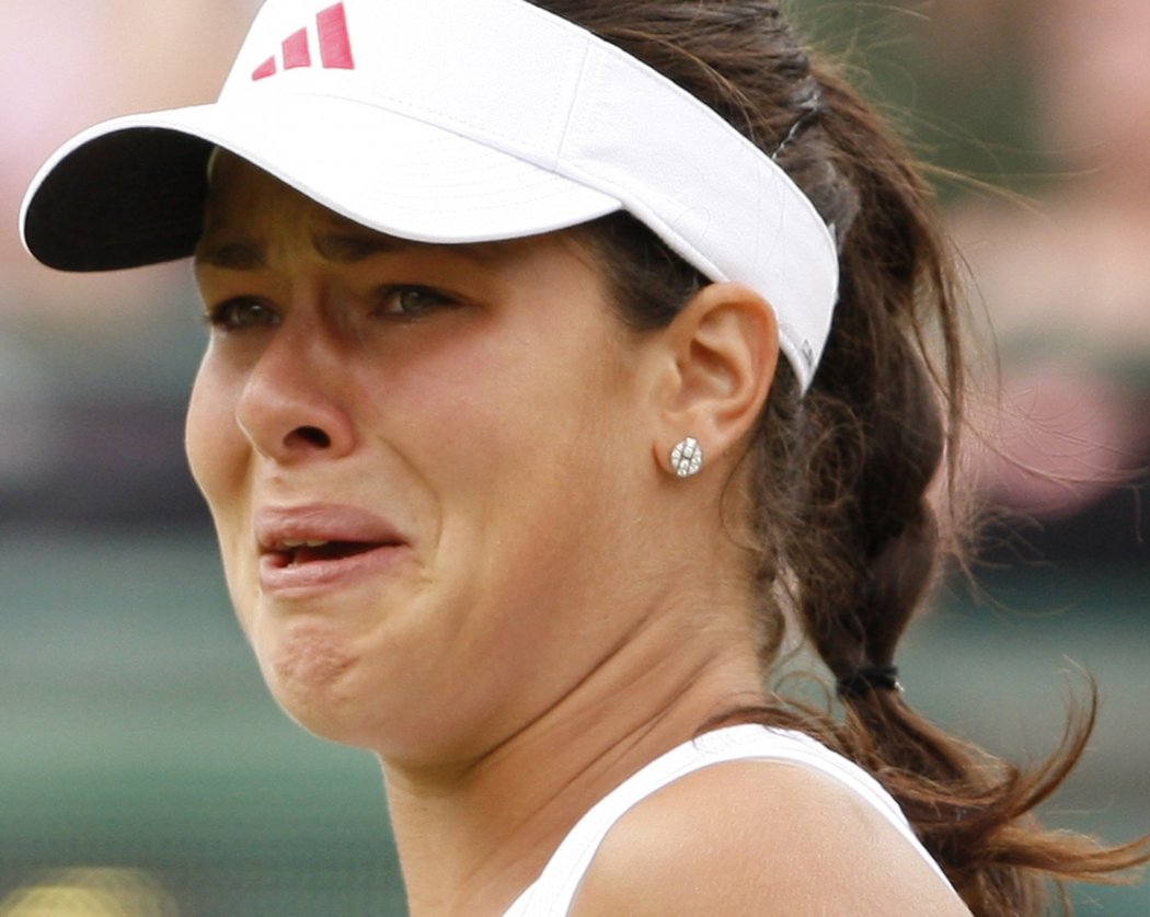 Srbka Ana Ivanovičová brečí poté, co vzdala Venus Williamsové osmifinále Wimbledonu