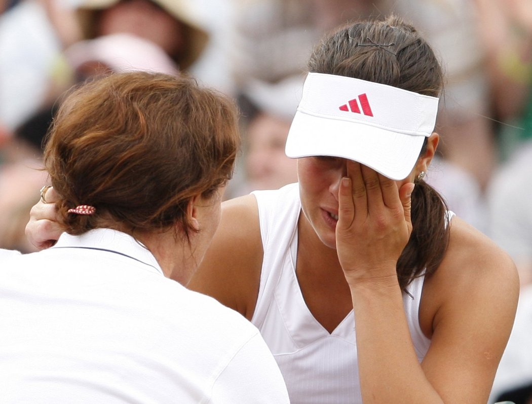 Zničenou Anu Ivanovičovou utěšuje wimbledonská fyzioterapeutka