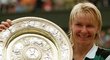 Jana Novotná s trofejí pro vítězku Wimbledonu, kterou konečně získala v roce 1998