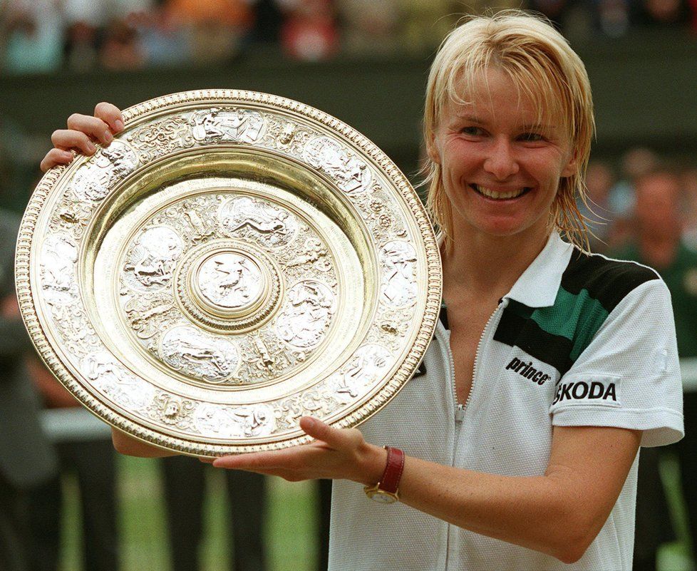 Jana Novotná s trofejí pro vítězku Wimbledonu, kterou konečně získala v roce 1998.