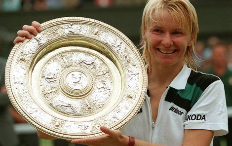 Jana Novotná s trofejí pro vítězku Wimbledonu, kterou konečně získala v roce 1998