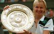 Jana Novotná s trofejí pro vítězku Wimbledonu, kterou konečně získala v roce 1998