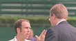 Jeff Tarango v legendární hádce s rozhodčím Bruno Rebeuhem ve Wimbledonu v roce 1995