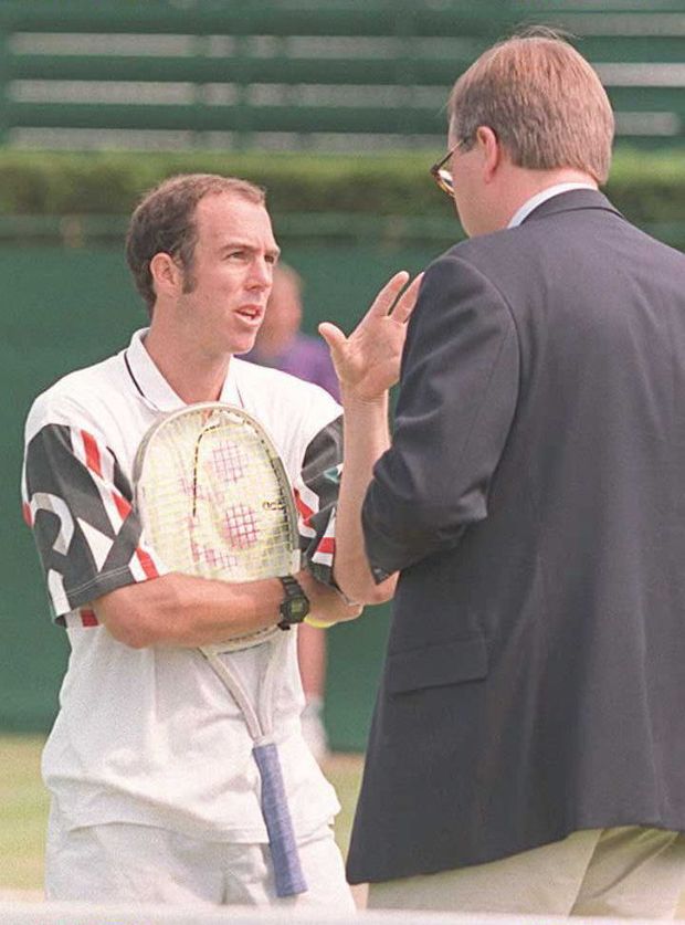 Jeff Tarango v legendární hádce s rozhodčím Bruno Rebeuhem ve Wimbledonu v roce 1995 Jeff Tarango v legendární hádce s rozhodčím Bruno Rebeuhem ve Wimbledonu v roce 1995