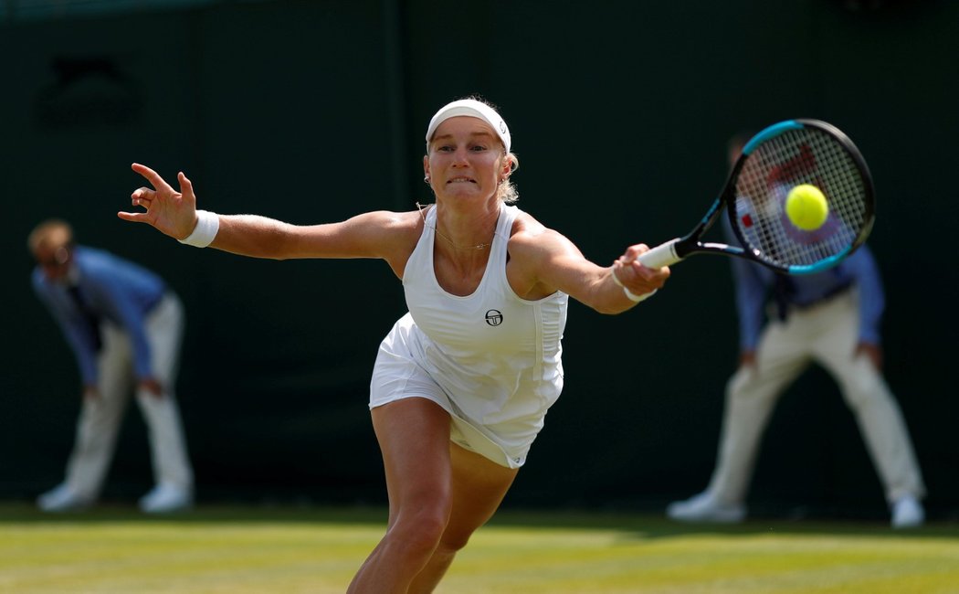 Jekatěrina Makarovová v duelu třetího kola Wimbledonu proti Lucii Šafářové