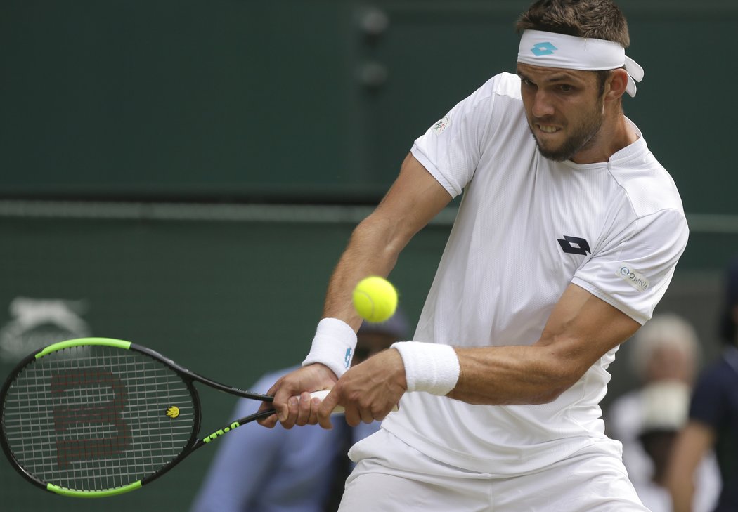 Jiří Veselý odvrací jeden z míčků z rakety Rafaela Nadala v osmifinále Wimbledonu