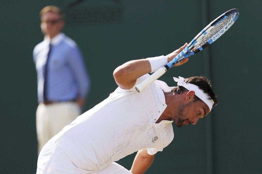 Vzteklý Fabio Fognini hází raketou v zápase proti Jiřímu Veselému