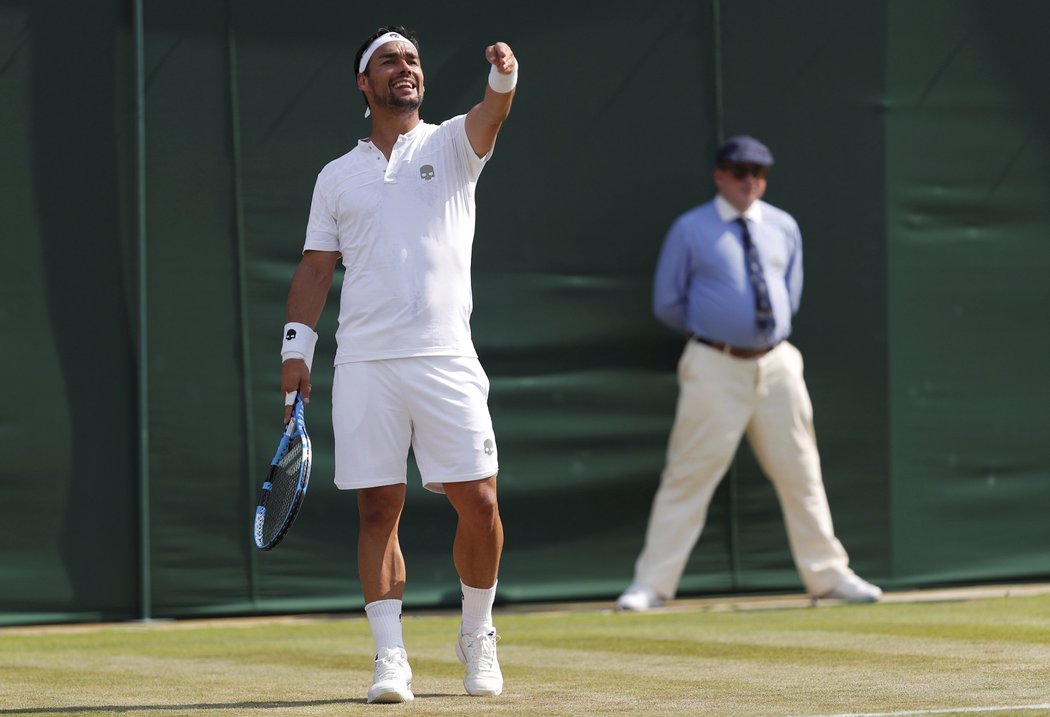 Fabio Fognini debatuje s rozhodčím v zápase s Jiřím Veselým