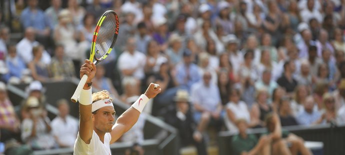 Rafael Nadal se raduje z triumfu nad Jiřím Veselým v osmifinále Wimbledonu