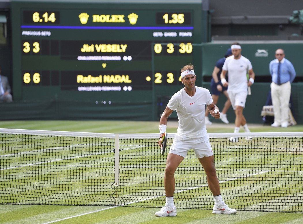 Rafael Nadal se raduje v zápase čtvrtého kola Wimbledonu proti Jiřímu Veselému