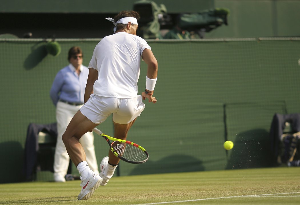 Rafael Nadal odvrací jeden z míčků Jiřího Veselého mezi nohama