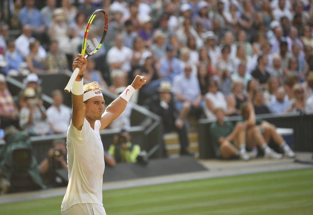 Rafael Nadal se raduje z triumfu nad Jiřím Veselým v osmifinále Wimbledonu