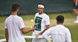 Jiří Veselý (vlevo) si v neděli ve Wimbledonu zatrénoval s Rogerem Federerem