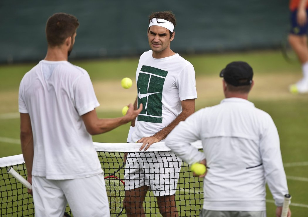 Jiří Veselý (vlevo) si v neděli ve Wimbledonu zatrénoval s Rogerem Federerem