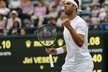 Jiří Veselý se raduje v zápase třetího kola Wimbledonu proti Portugalci Sousovi