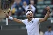 Jiří Veselý v euforii po postupu do osmifinále Wimbledonu