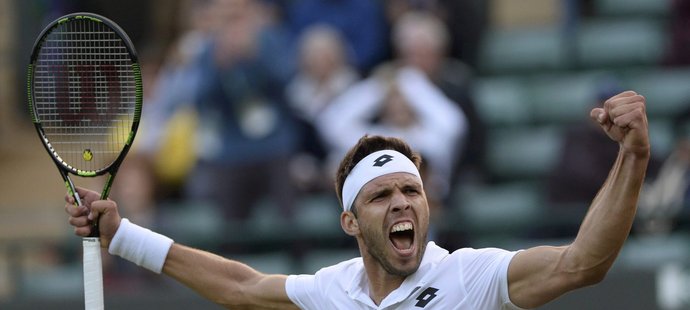 Jiří Veselý v euforii po postupu do osmifinále Wimbledonu