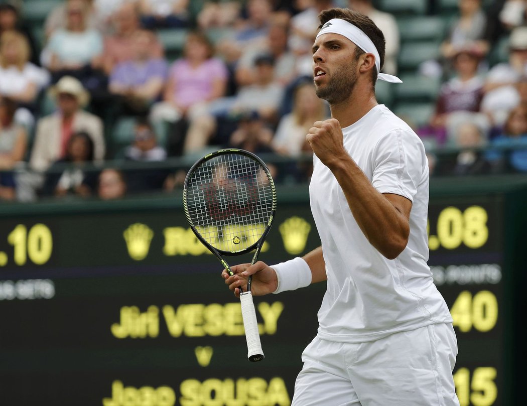 Jiří Veselý se raduje v zápase třetího kola Wimbledonu proti Portugalci Sousovi