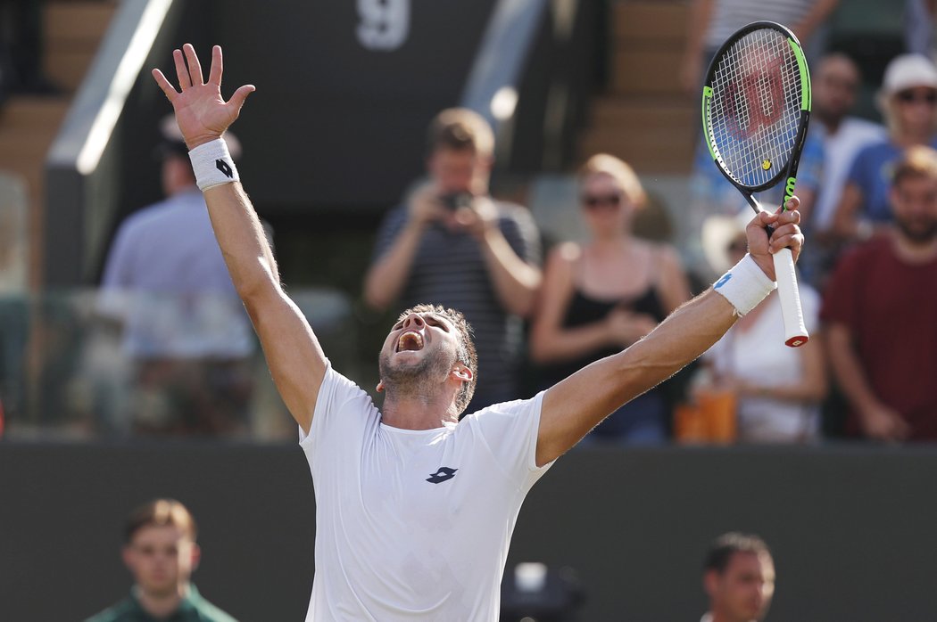 Jiří Veselý slaví svůj triumf nad Fabiem Fogninim ve třetím kole Wimbledonu