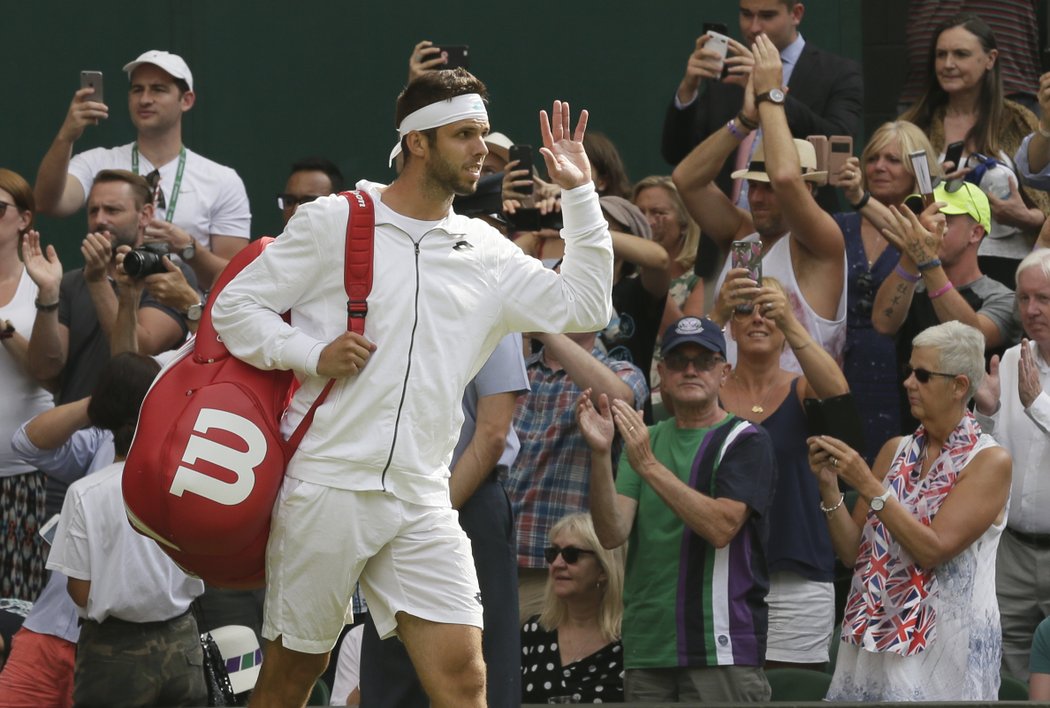 Jiří Veselý přichází na wimbledonský centrkurt, kde se utkal s Rafaelem Nadalem