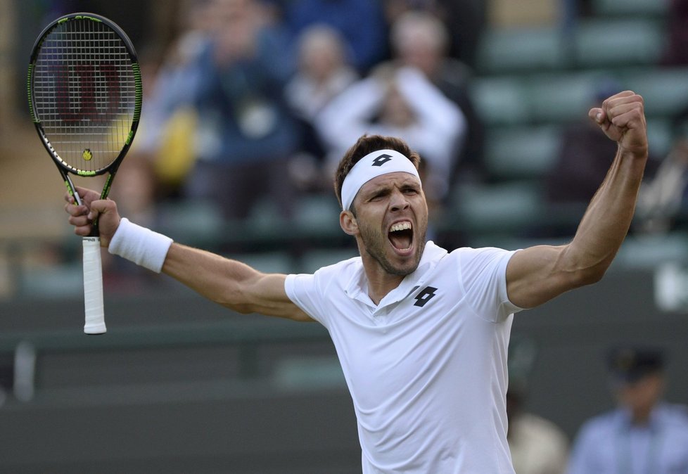 Jiří Veselý oslavuje výhru ve druhém kole Wimbledonu