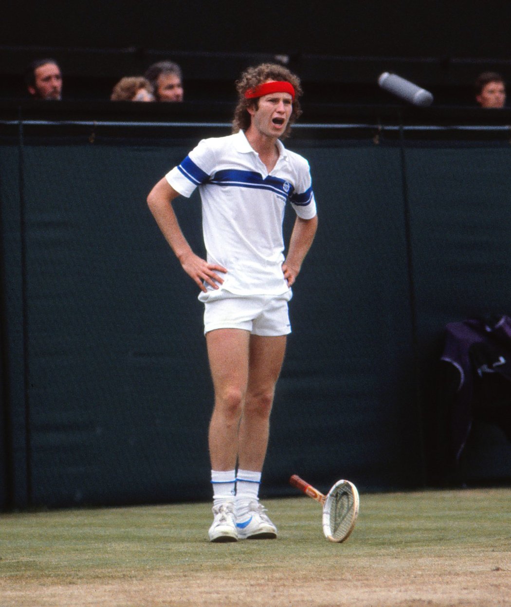 Naštvaný John McEnroe takhle házel s raketou ve wimbledonském finále 1981 proti Borgovi