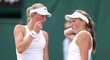 Laura Samsonová (vlevo) a Alena Kovačková ovládly juniorskou čtyřhru Wimbledonu
