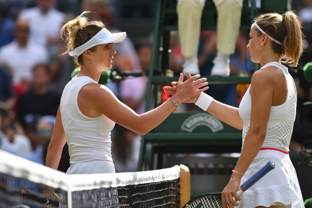 Karolína Muchová (vpravo) a Elina Svitolinová po vzájemném zápase ve čtvrtfinále Wimbledonu