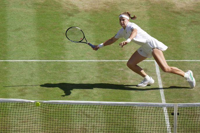 Karolína Muchová bojuje ve finále Wimbledonu Karolína Muchová bojuje ve finále Wimbledonu