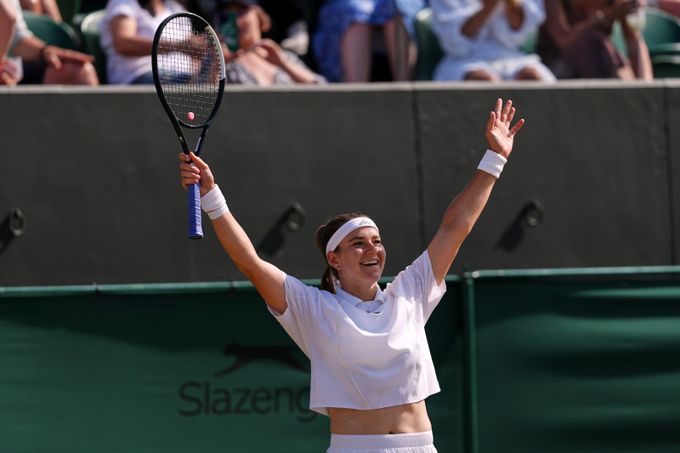 Derby na krev končilo úsměvy. Muchová skolila Krejčíkovou a je ve čtvrtfinále Wimbledonu Derby na krev končilo úsměvy. Muchová skolila Krejčíkovou a je ve čtvrtfinále Wimbledonu