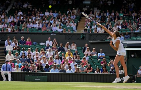 Karolína Plíšková během servisu v semifinále Wimbledonu