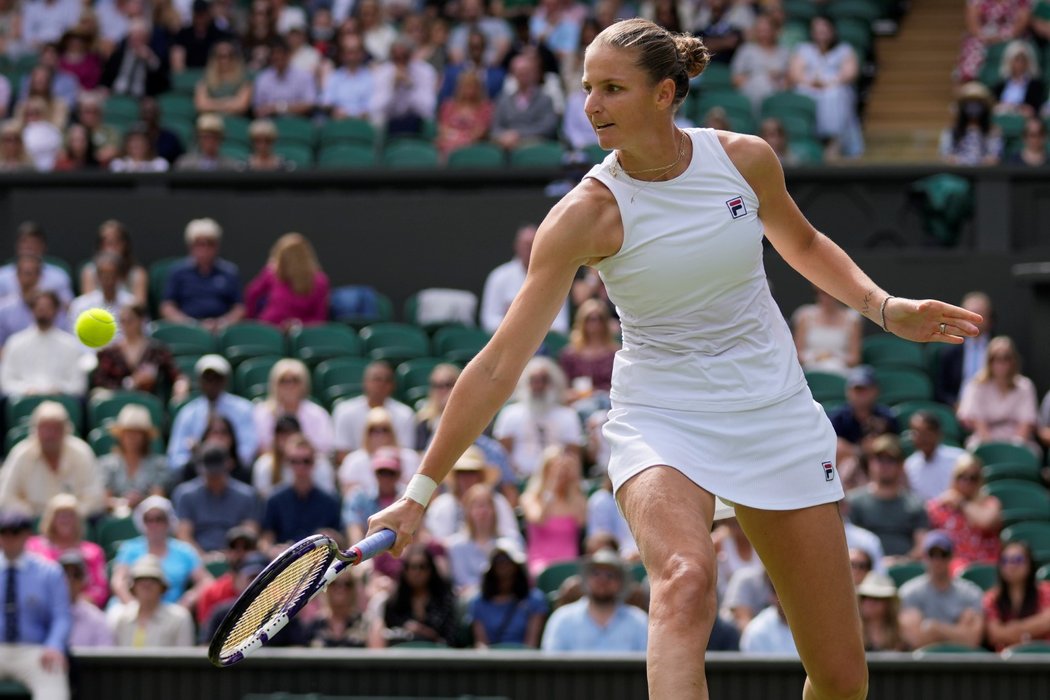 Karolína Plíšková během semifinále Wimbledonu proti Aryně Sabalenkové