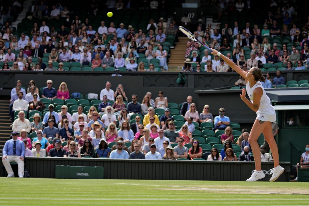 Karolína Plíšková během servisu v semifinále Wimbledonu