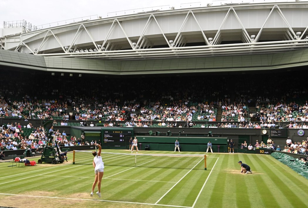 Pohled na centrální kurt ve Wimbledonu během zápasu Plíšková - Sabalenková