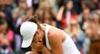 Šťastná vítězka Wimbledonu 2021 Ashleigh Bartyová