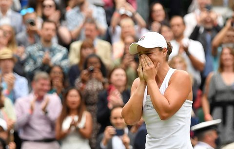 Šťastná vítězka Wimbledonu 2021 Ashleigh Bartyová