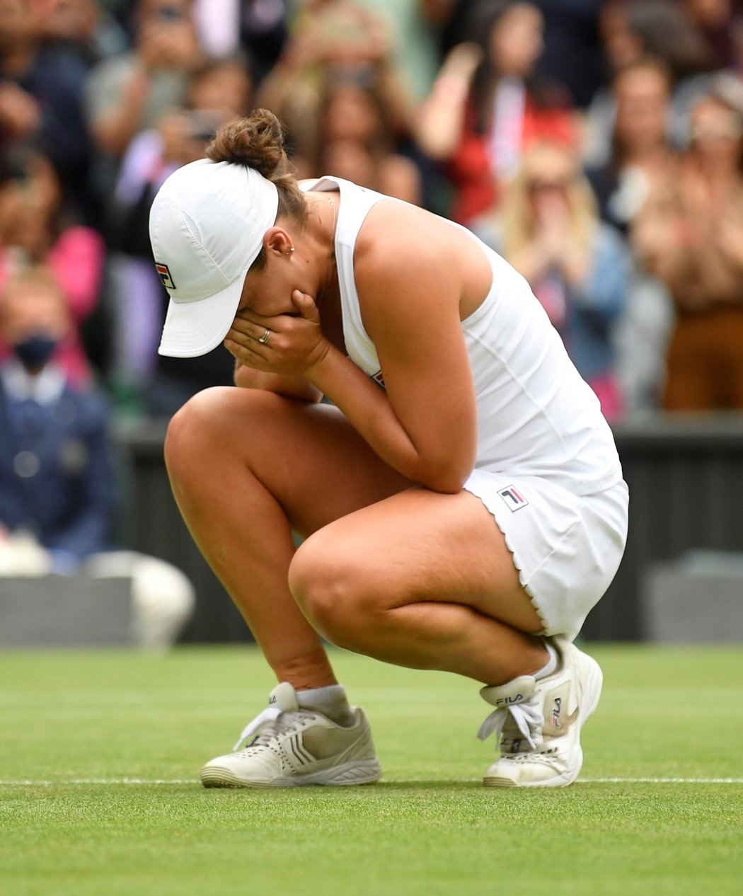 Šťastná vítězka Wimbledonu 2021 Ashleigh Bartyová