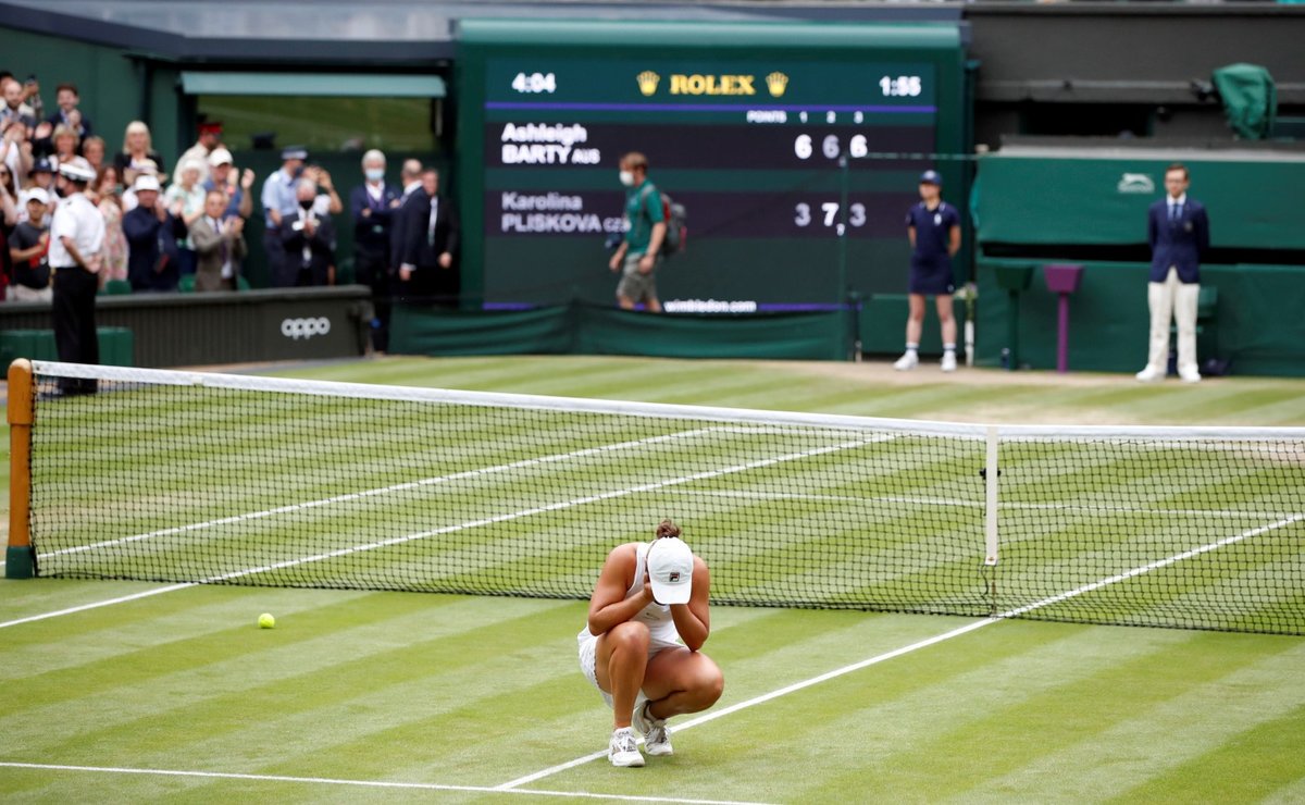 Šťastná vítězka Wimbledonu 2021 Ashleigh Bartyová